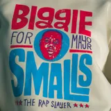 Buzo color crema con estampa frontal de Biggie Smalls con letras rojas y azules.