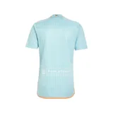 Camiseta de fútbol Adidas del Inter Miami CF, modelo tercer uniforme temporada 2024. Diseño celeste con rayas verticales en relieve y detalles en naranja. Incluye logo de Adidas, escudo del club y nombre del equipo en el frente.