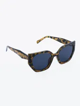 Lentes de sol con montura de acetato color carey con forma geométrica y lentes oscuros.