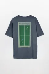 Remera azul con estampado en la espalda de una cancha de ping pong con raquetas y pelota, y la leyenda "Wellness Magic".