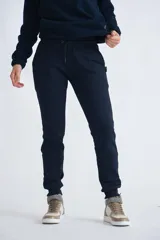 Pantalón de felpa gris con cintura elástica y bolsillos laterales.