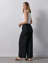 Pantalón negro de pierna ancha, marca Ninety. Con pretina ancha y elastizada.