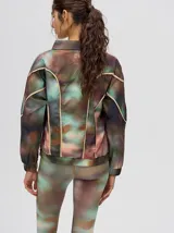 Campera rompevientos estilo biker con capucha desmontable, color celeste con estampado de nubes blancas y detalles en blanco.