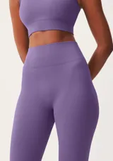 Calza deportiva larga color lila con textura acanalada.