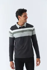 Remera cuello polo de manga larga con diseño a rayas horizontales en tonos borgoña, azul marino, gris y blanco. Logo estampado en el pecho. Corte regular.