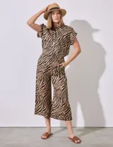 Pantalón de lino con estampado animal print, con pretina ancha elastizada y bolsillos inclinados.