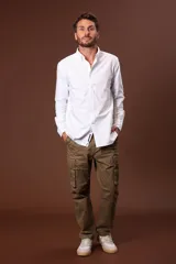 Camisa blanca de manga larga con cuello abotonado.