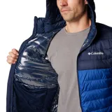 Campera puffer negra con capucha, cierre frontal completo, bolsillos laterales con cierre y logo de Columbia bordado en blanco en el pecho.