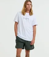 Bermuda masculina de tejido tecnológico color negro, con ruedo redondeado y cintura elástica con cordón interno. Presenta etiquetas aplicadas en la parte trasera y lateral.