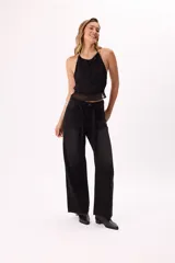 Pantalón de jean negro de pierna ancha con apliques de brillo y lazo desmontable.