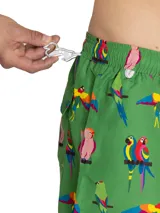 Short de baño verde con estampado de loros de colores, cintura elástica y cordón ajustable.