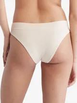 Bombacha Calvin Klein color beige, corte clásico, con logo CK en la cintura.