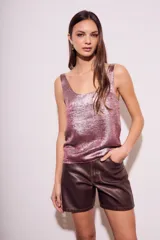 Top color rosa con brillo, de breteles anchos y corte recto.