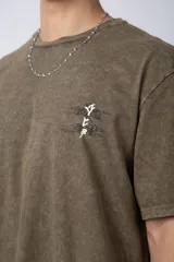 Remera color verde oliva con cuello redondo y mangas cortas, con un pequeño estampado en el pecho.