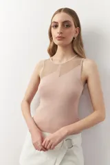 Top sin mangas negro, con diseño asimétrico y transparencias, perfecto para looks nocturnos.