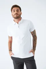 Polo de jersey color bordó, de manga corta, con logo bordado y fit regular.