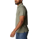 Polo de hombre Columbia Tech Trail, color blanco, de manga corta, con logo bordado en el pecho. Confeccionada en tejido hidroabsorbente Omni-Wick™ con elastano.