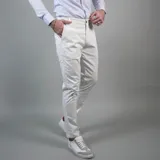 Pantalón de gabardina color blanco, corte slim fit, con bolsillos laterales y traseros.