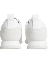 Zapatillas deportivas blancas de cuero con suela de goma y logo grabado en los laterales.
