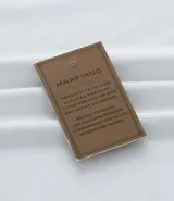 Remera slim de manga corta color salmón, de punto medio, sin estampado y cuello redondo.