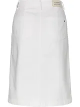 Minifalda de jean blanca con hilera de botones metálicos al frente.