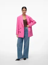 Blazer de doble botonadura color fucsia, con cuello de pico y ajuste oversize.