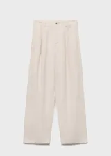 Pantalón de lino color beige, de tiro medio, corte recto y diseño largo.