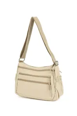Bandolera color beige con múltiples bolsillos con cierre en la parte frontal y trasera, y bolsillos ajustables en los laterales.