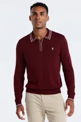 Sweater de punto color bordó con cuello polo y cierre de media cremallera. Presenta detalles de rayas blancas en el cuello y los puños, manga larga y logo bordado en el pecho.