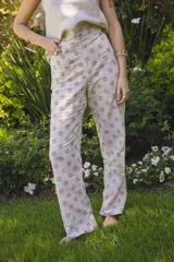 Pantalón de algodón color crudo con estampado de círculos color borgoña.