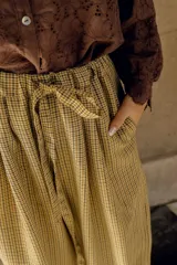 Pantalón de lana con estampado tartán, corte wide leg, cintura elastizada y lazo de ajuste.