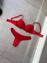 Conjunto de lencería color rojo, con tazas suaves de puntilla y braguita a juego.