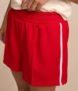 Short sastrero rojo con cintura elástica y bies contrastante lateral.