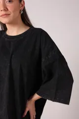 Remerón negro de algodón con mangas 3/4 y corte asimétrico.