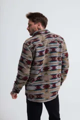 Camisaco de paño con estampado geométrico en tonos marrón, gris y azul.