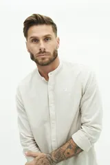 Camisa de lino con cuello mao y fit semi slim.