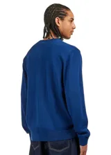 Sweater azul de punto con cuello redondo y logo bordado en el pecho.