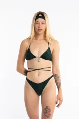 Top de bikini triangular color verde oscuro con estampado de hojas, forrado y sin relleno. Se ata al cuello y a la espalda con tiras finas.