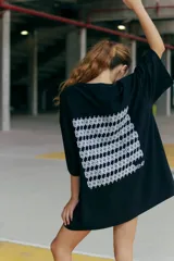 Maxi remerón oversize color negro con estampado al agua en la espalda, confeccionado en 100% algodón.
