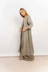 Túnica larga color beige de lino con bordados en el frente y mangas largas.