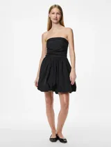 Vestido corto strapless negro con falda abullonada y forro interior.