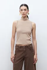 Top sin mangas de tejido acanalado, con cuello alto y ajuste al cuerpo.