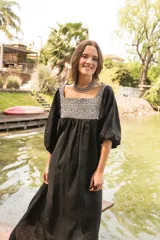 Túnica negra de lino con cuello cuadrado y mangas 3/4 abullonadas con elástico en los puños. Presenta apliques de textiles antiguos en la pechera delantera y trasera.