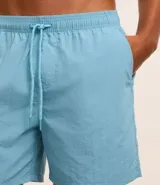 Bermuda masculina de microfibra color amarillo pálido, con cintura elástica ajustable mediante cordón y bolsillos laterales.