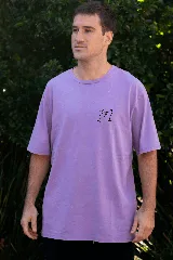 Remera lila con efecto acid wash, corte holgado y estampa frontal con dos copas de vino chocando.