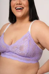 Bralette de puntilla elastizada color celeste, con forro interno, breteles regulables y ganchos en la espalda.