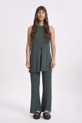 Pantalón de punto verde con textura acanalada y corte palazzo.