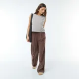 Pantalón marrón de corte ancho y tiro alto, confeccionado en mezcla de lino.