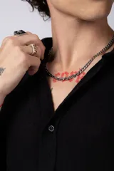 Camisa blanca de lino con cuello clásico, manga larga con puños abotonados y corte holgado. 