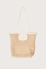 Bolso tipo tote de tejido de paja color beige con detalles en cuero sintético blanco.